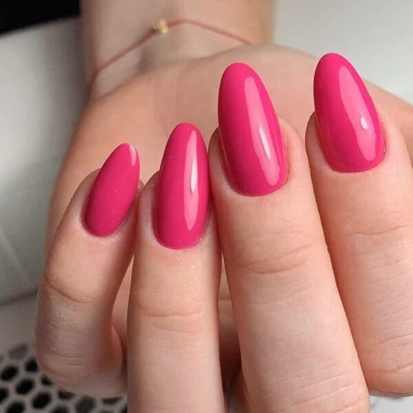 Pose ongle gel couleur rose fuchsia forme amande finition brillante Prestation ongle a marseille