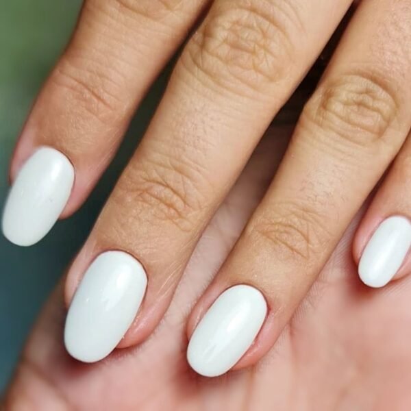 Manucure blanc pur sur ongles ovales pose semi-permanent